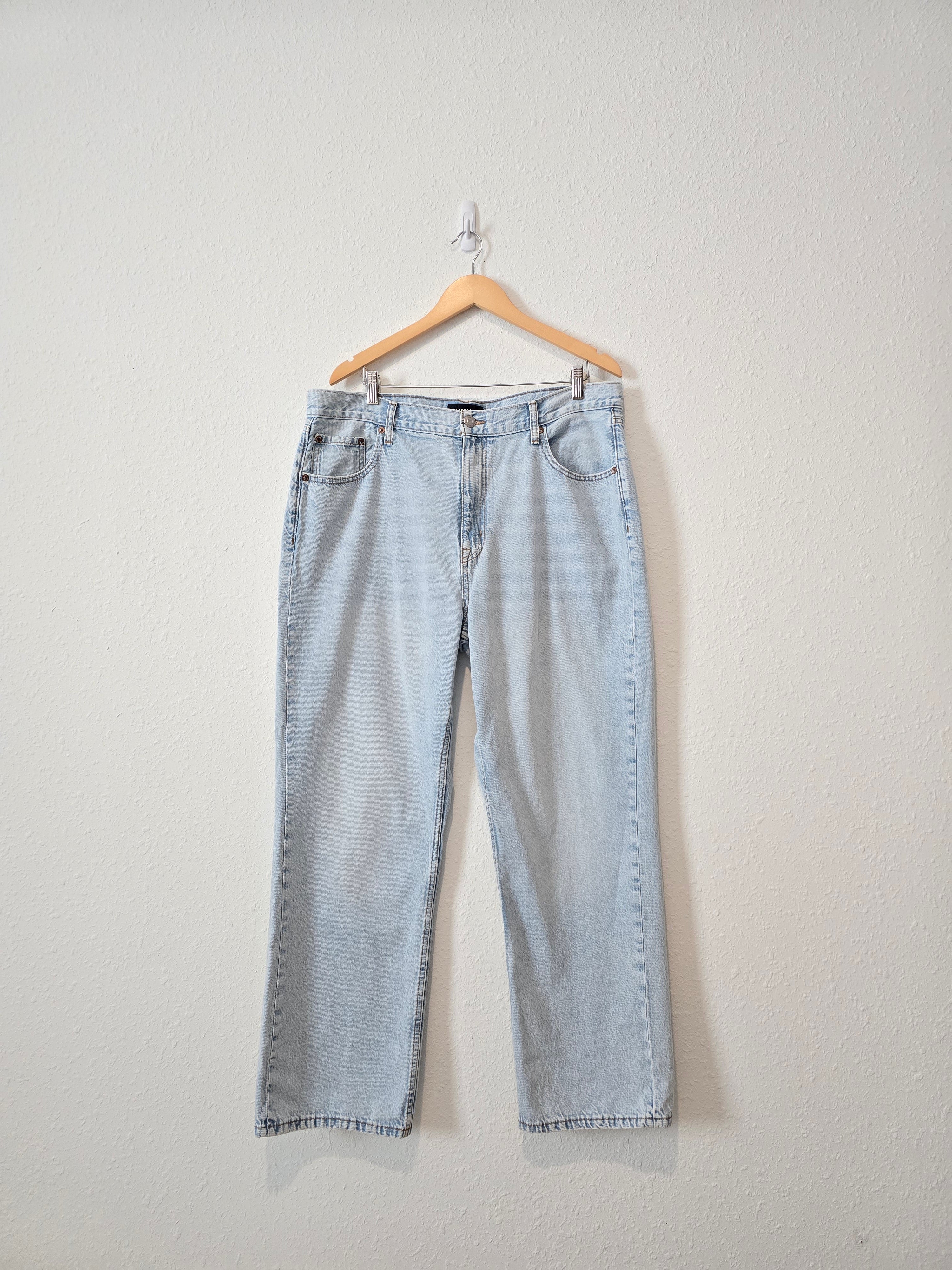 Light Wash Baggy Jeans (18)