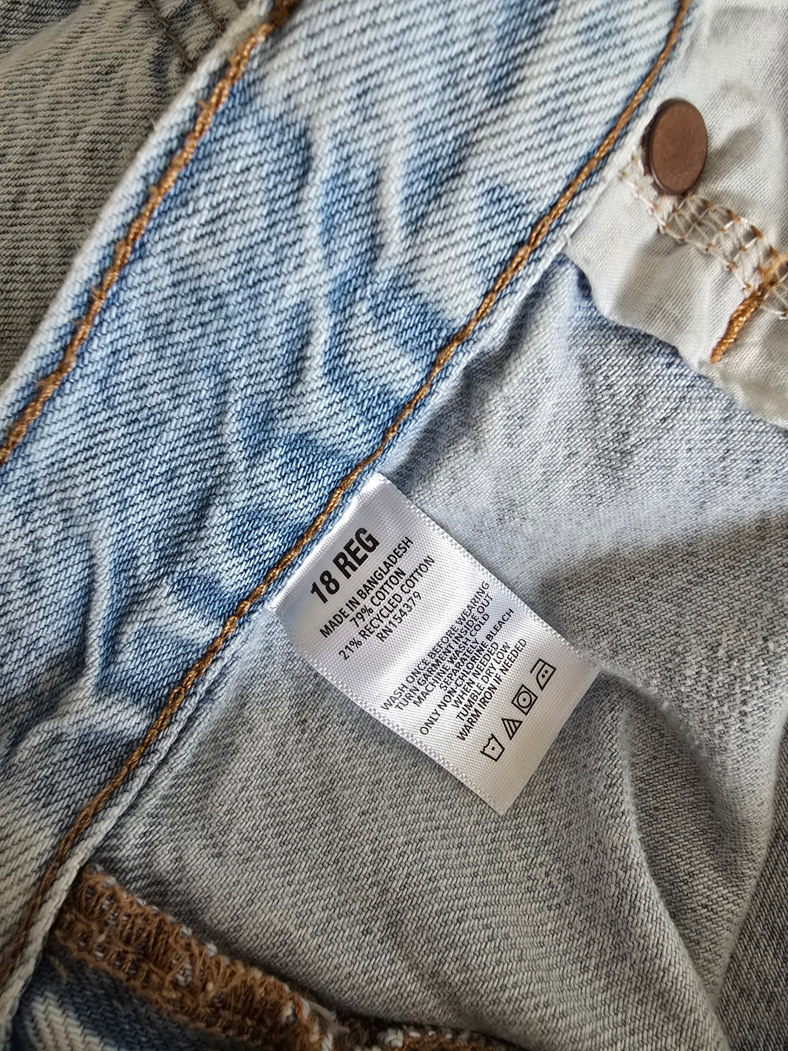 Light Wash Baggy Jeans (18)