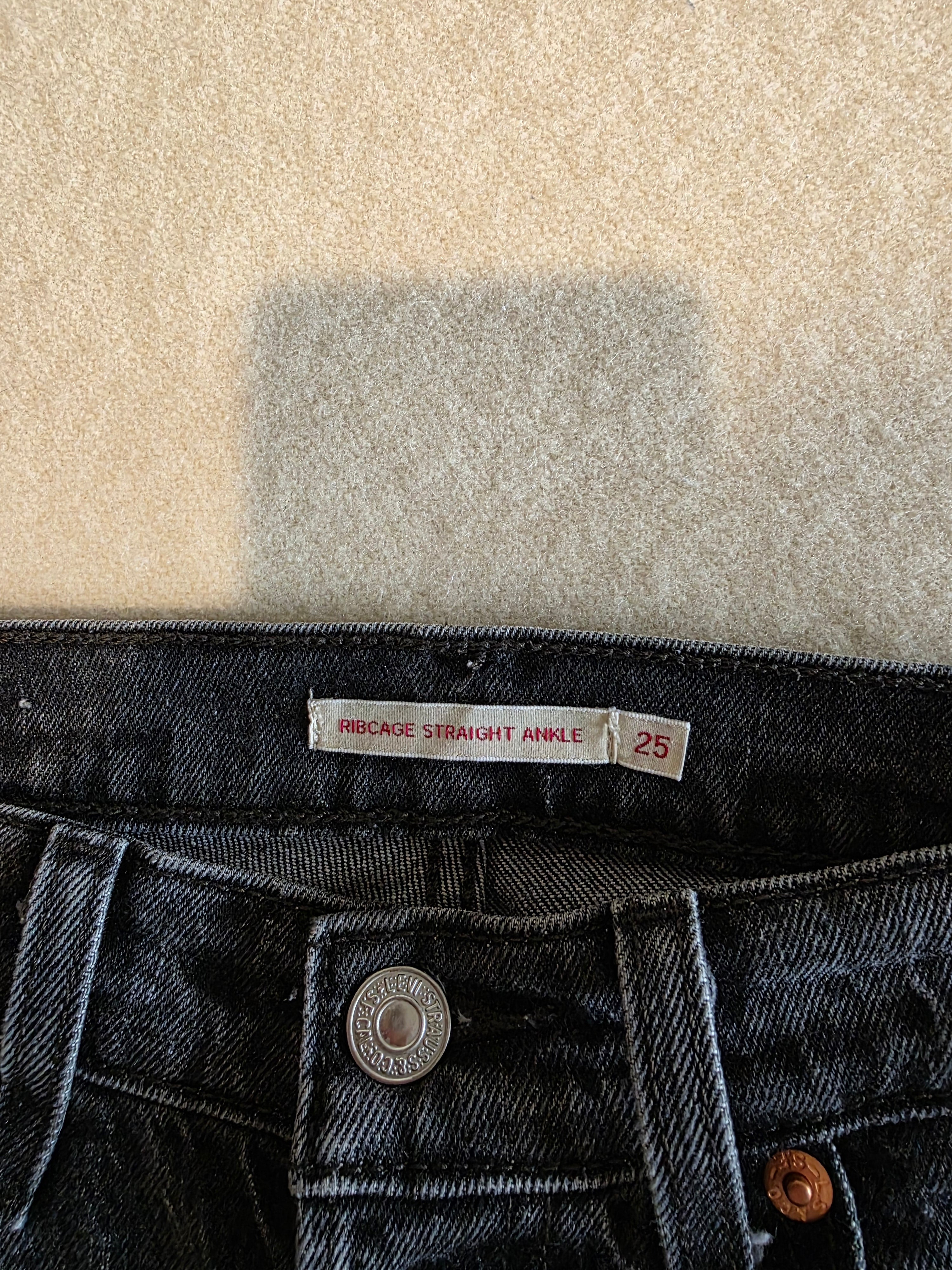 Levi's Ribcage Straight Ankle Jeans (25)
