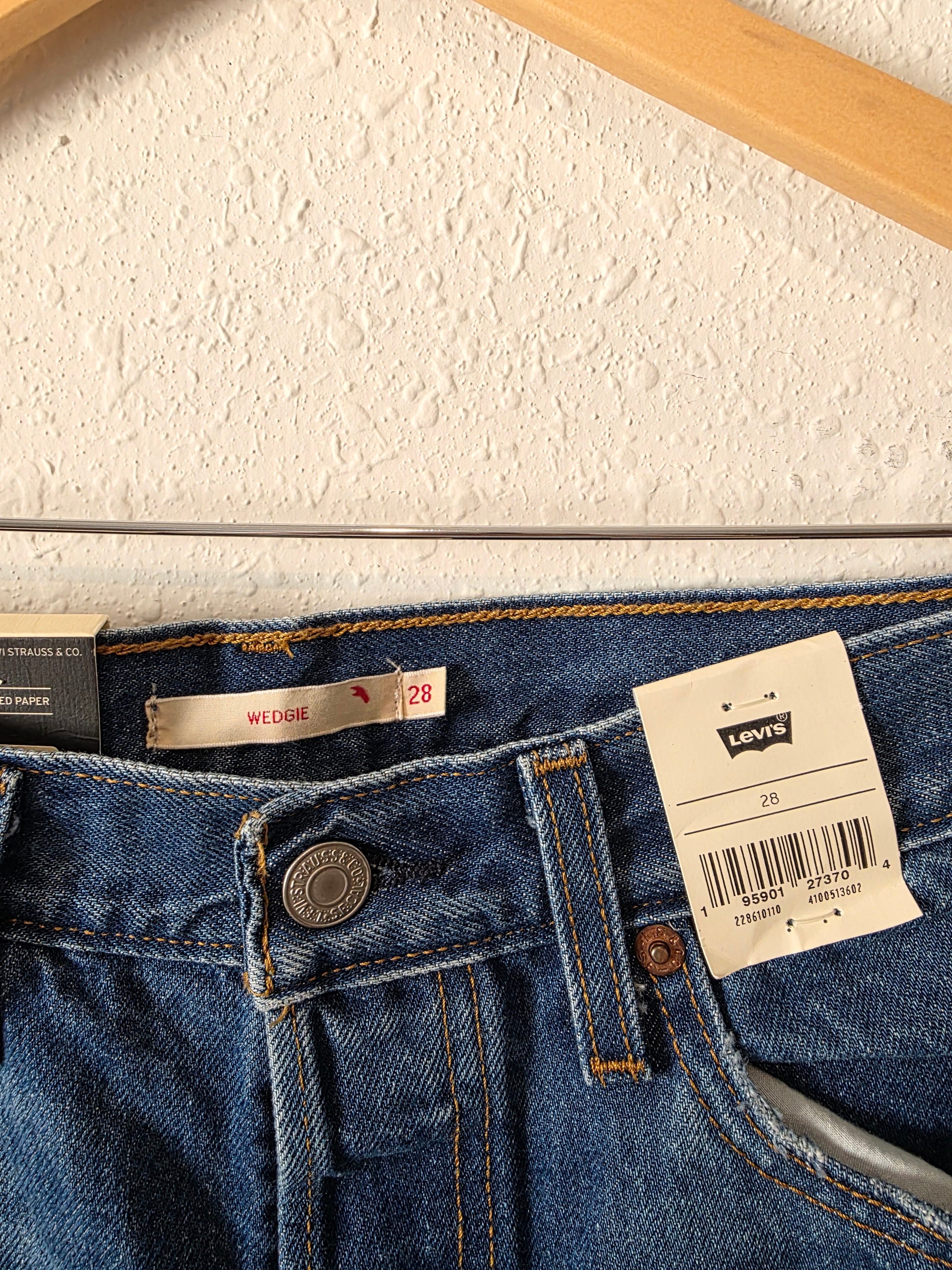 NEW Levi's Wedgie Jeans (28)