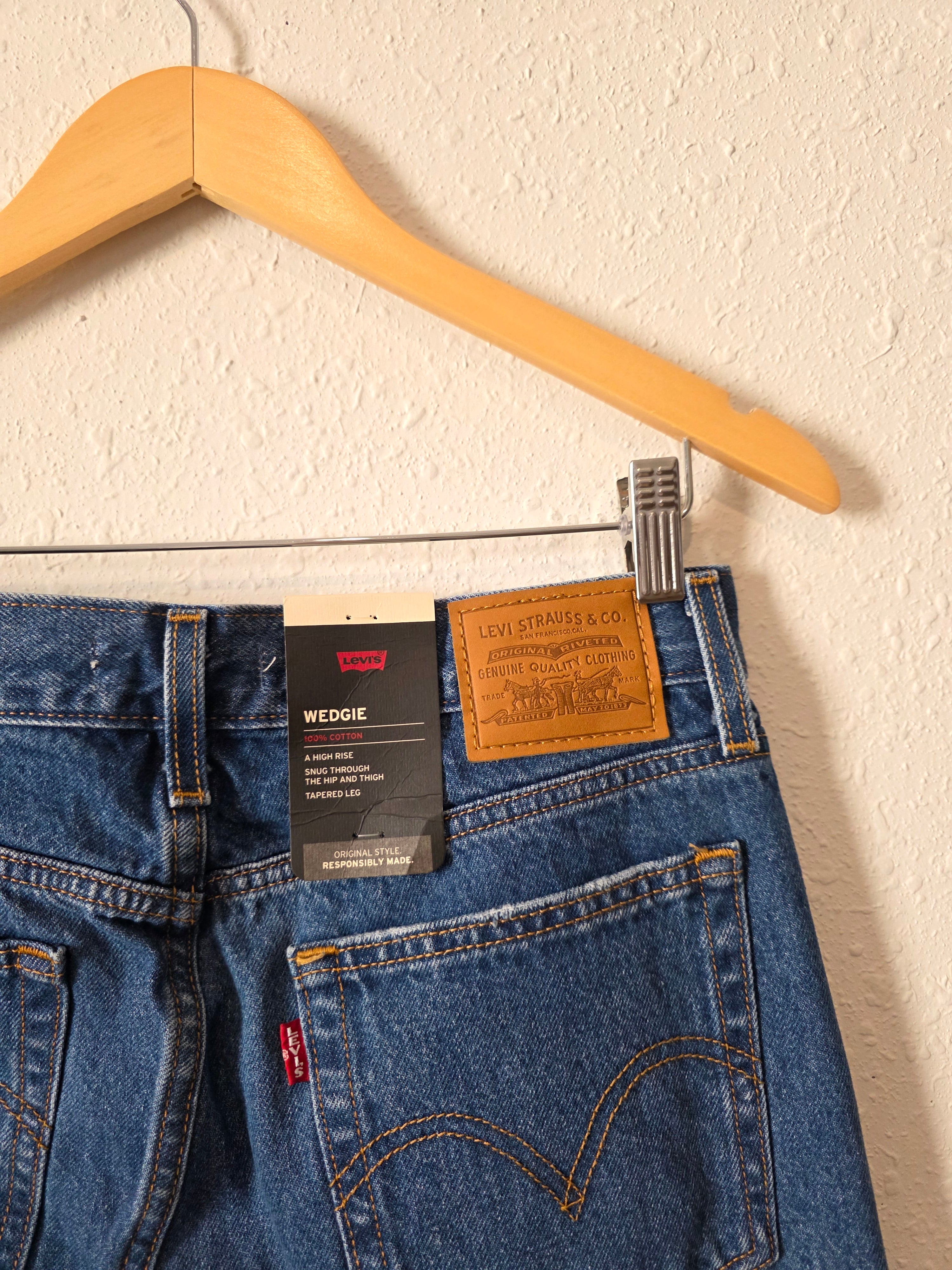 NEW Levi's Wedgie Jeans (28)