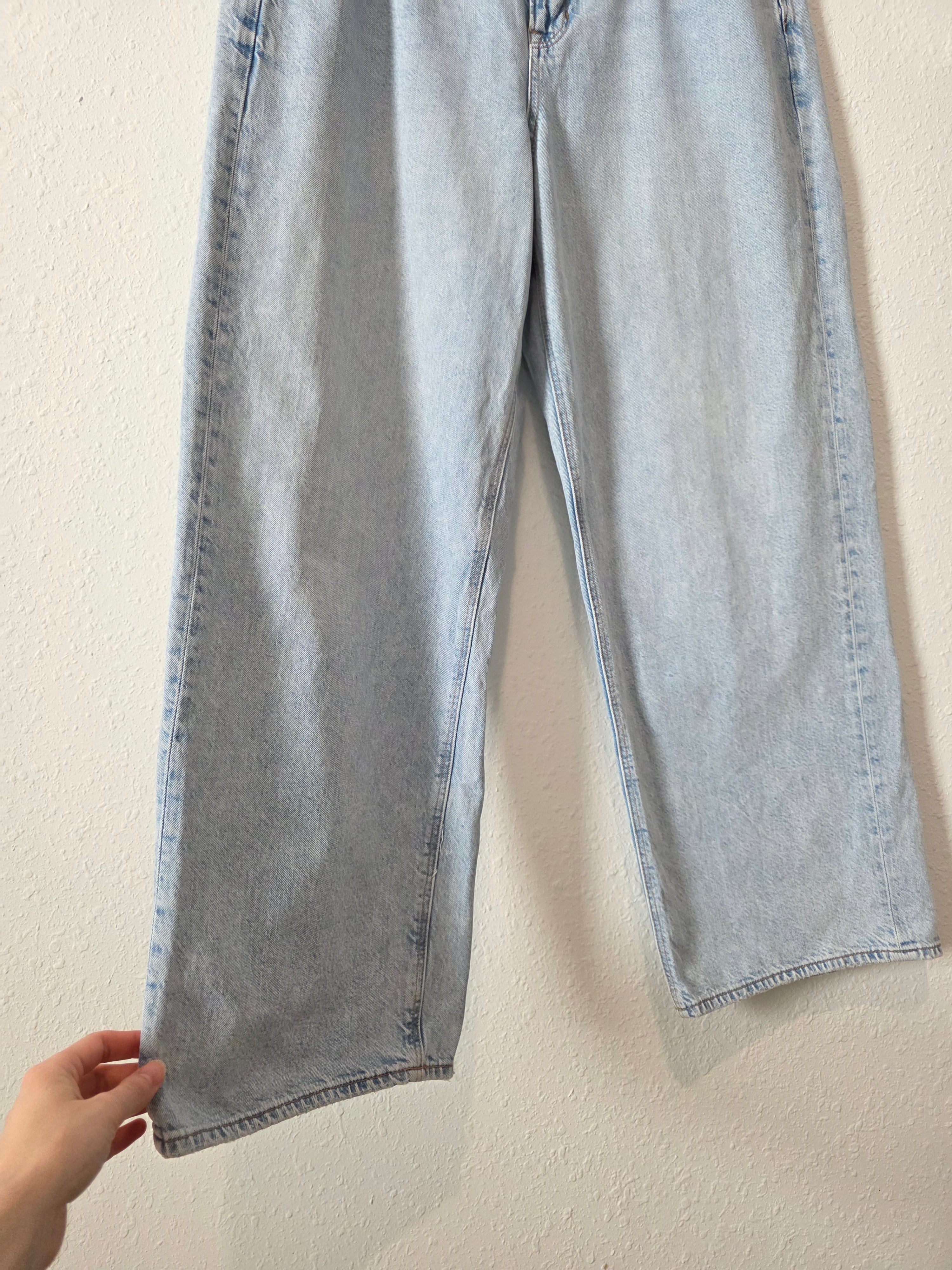 Light Wash Wide Leg Jeans (16)