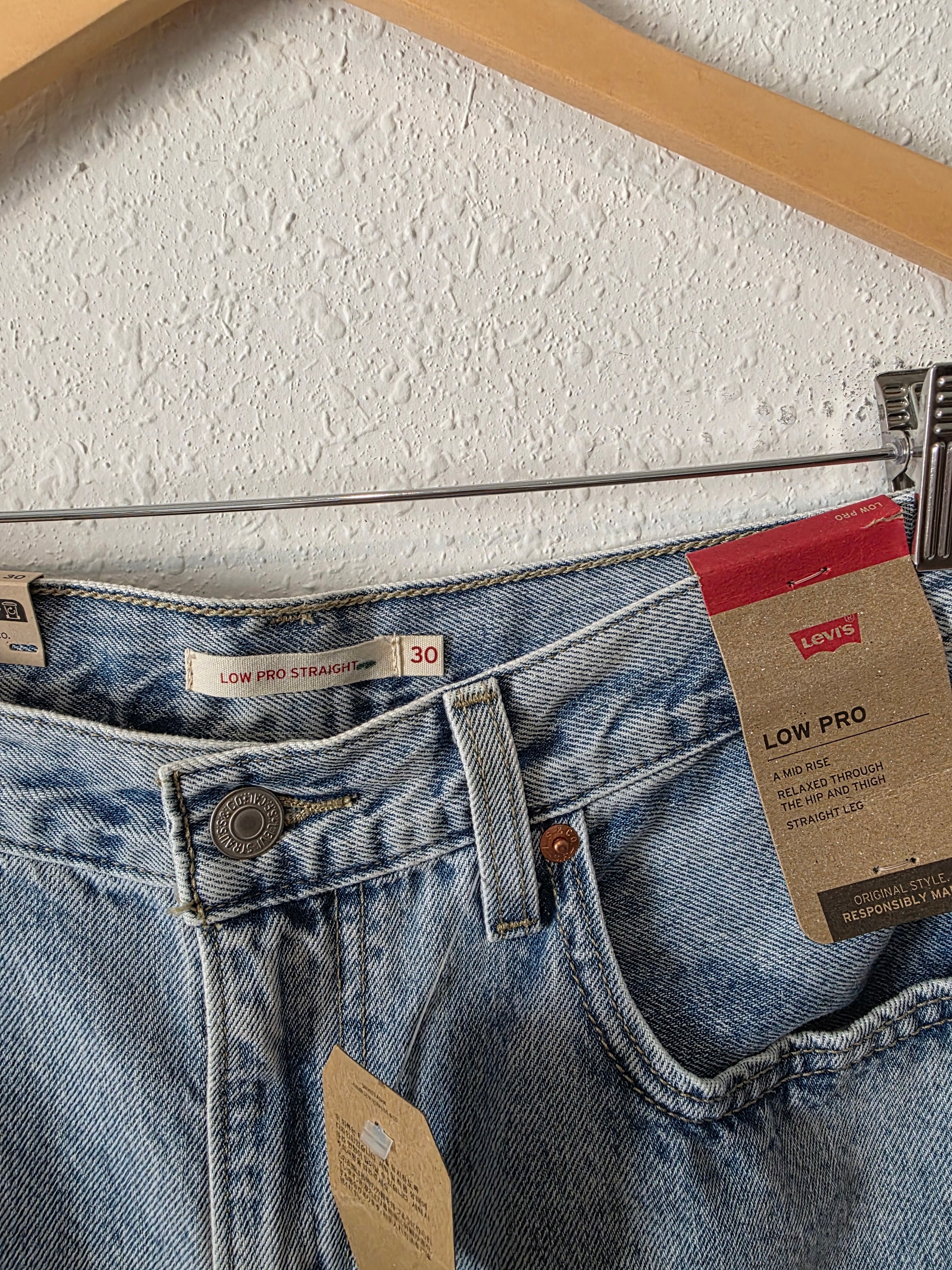 NEW Levi's Low Pro Straight Jeans (30)