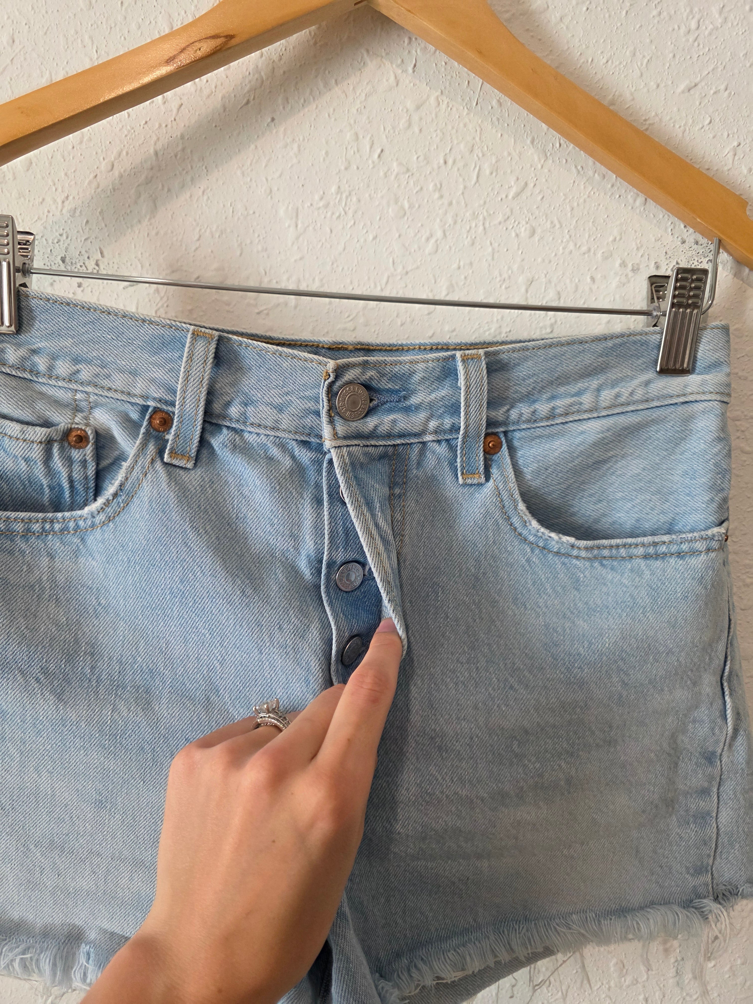 Levi's Light Wash Denim Shorts (27)