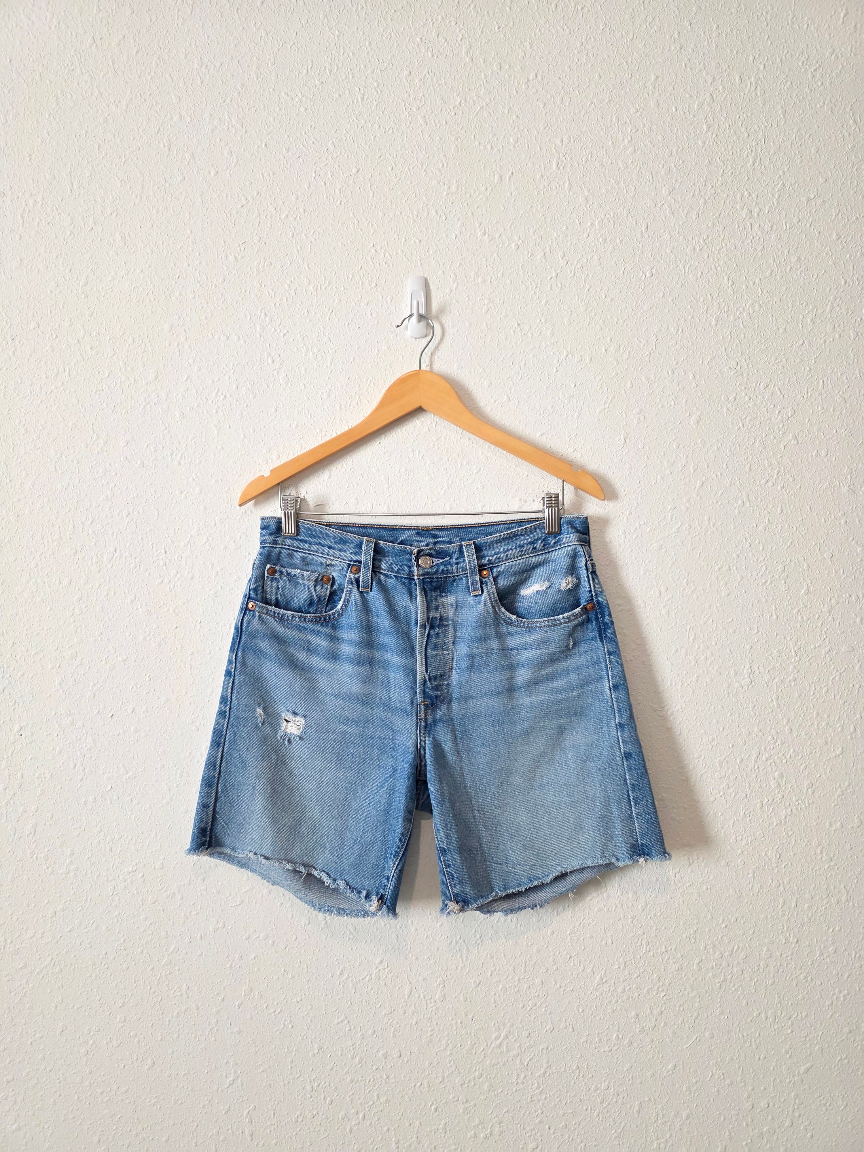 Levi's Mid Thigh Denim Shorts (28)
