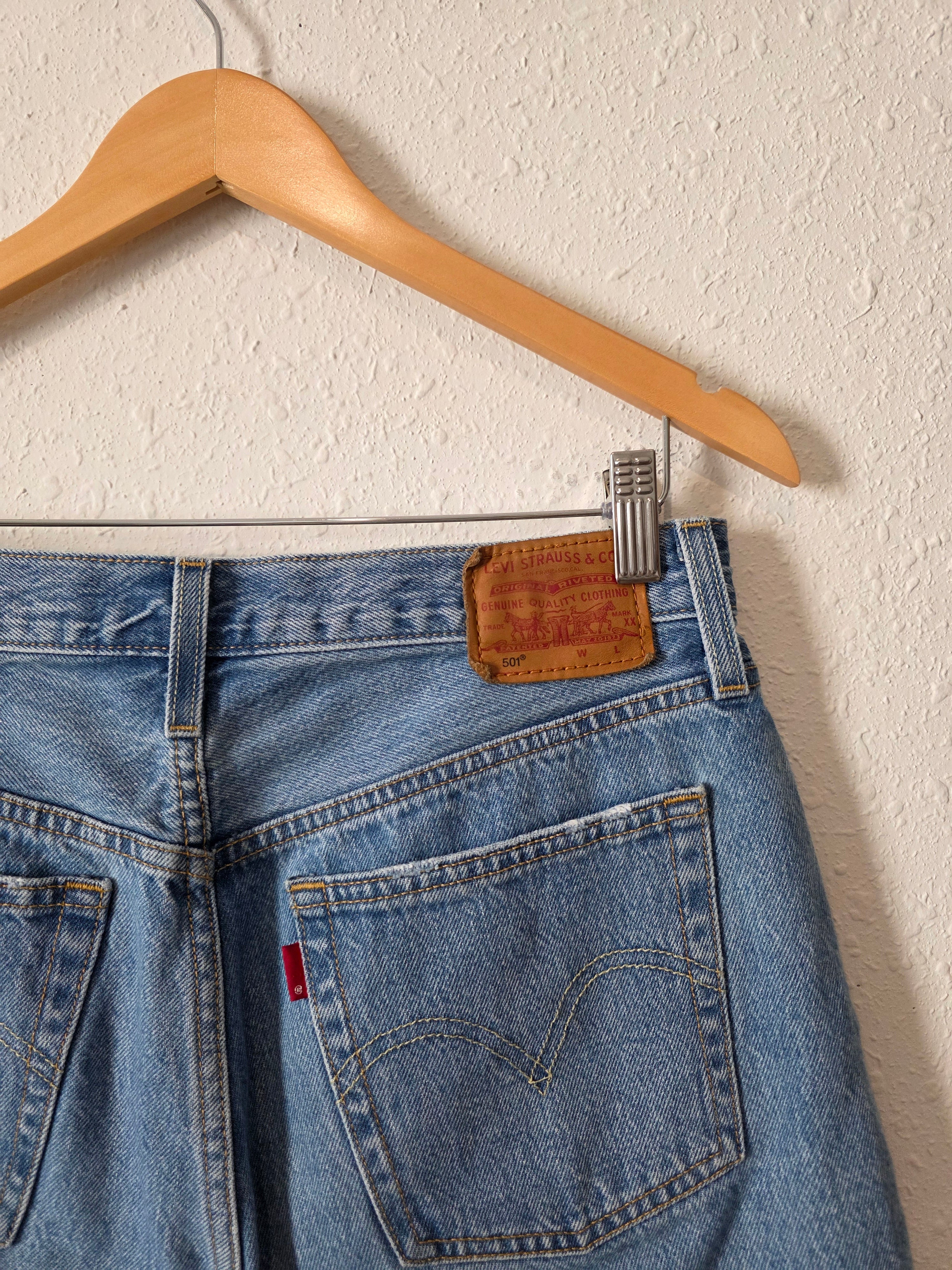 Levi's Mid Thigh Denim Shorts (28)