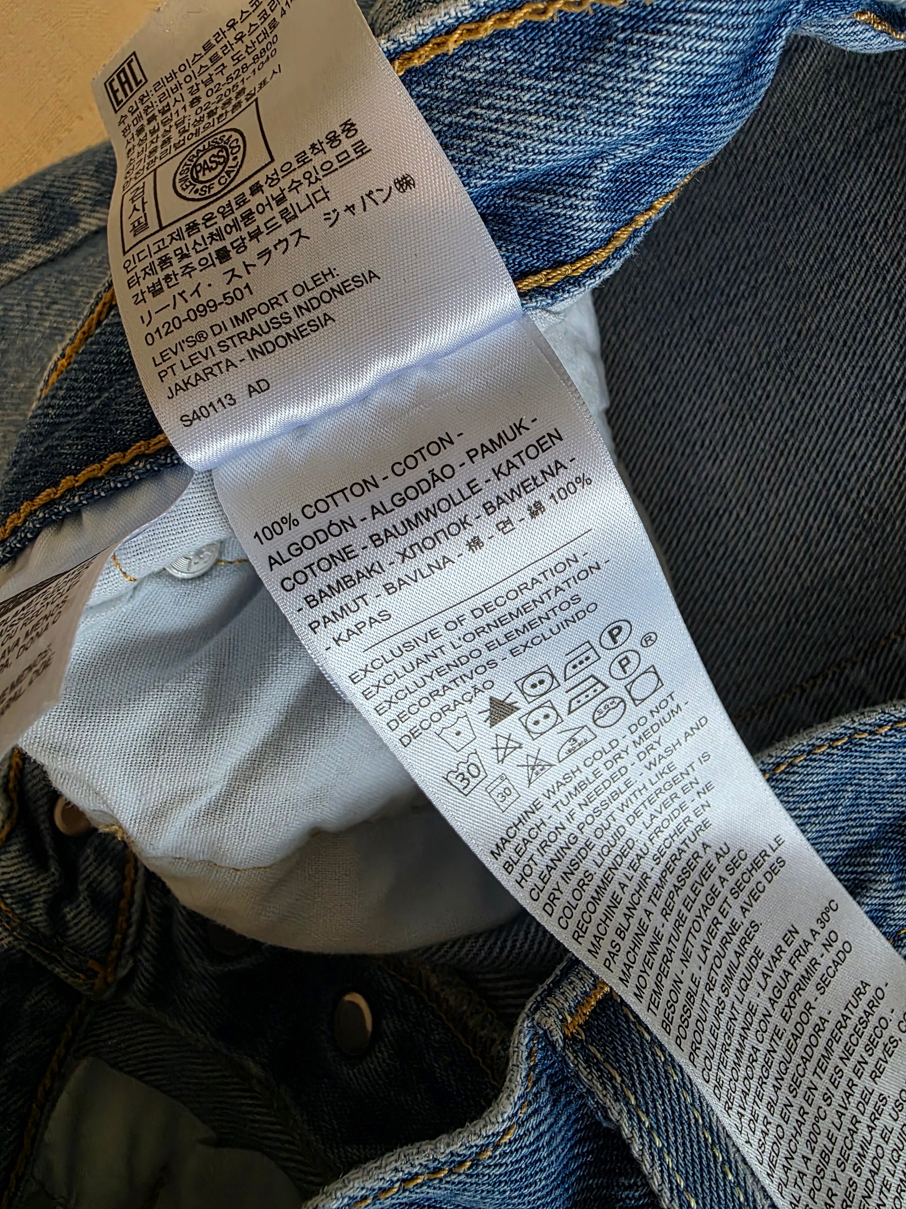 Levi's Mid Thigh Denim Shorts (28)