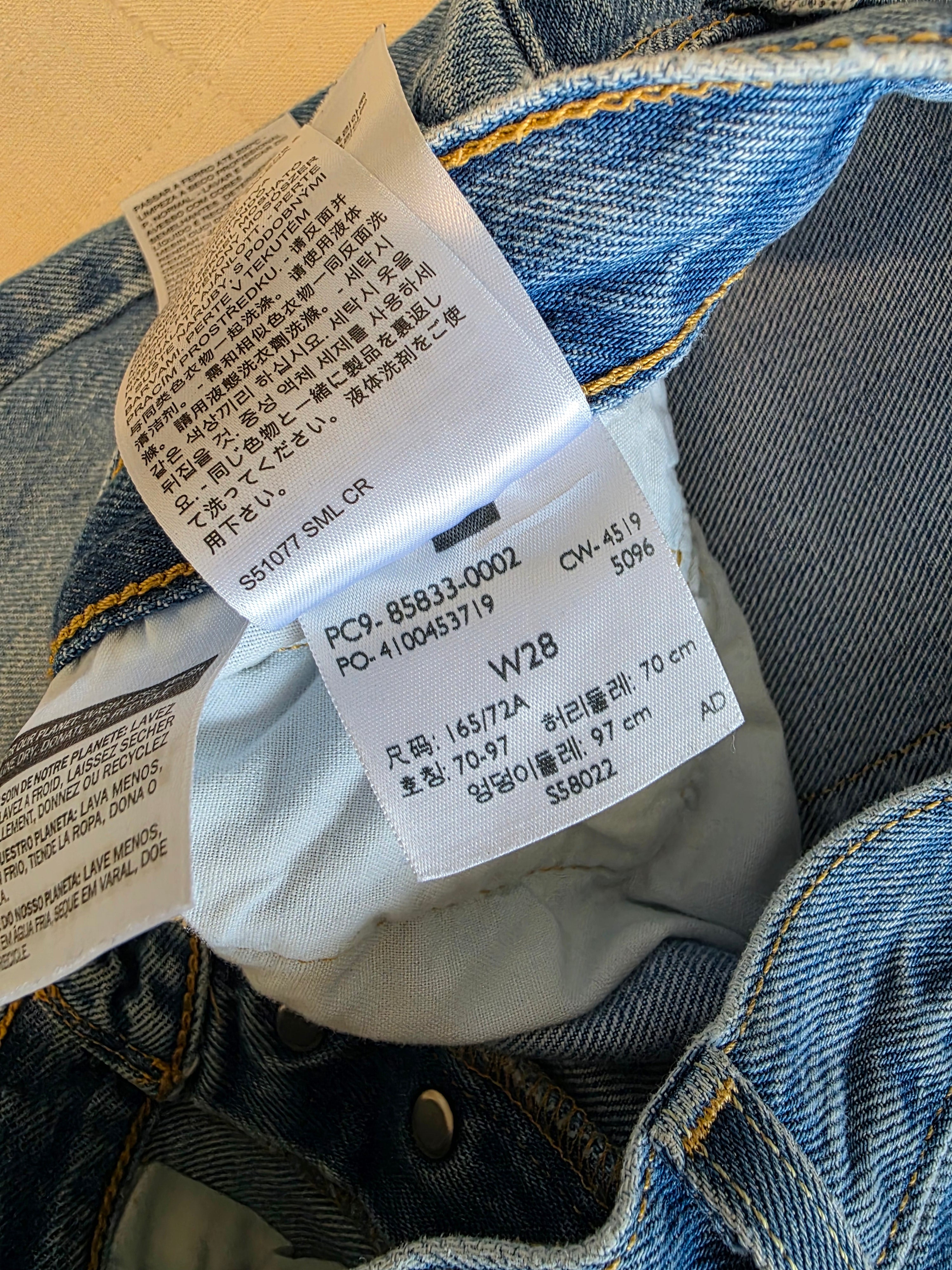 Levi's Mid Thigh Denim Shorts (28)