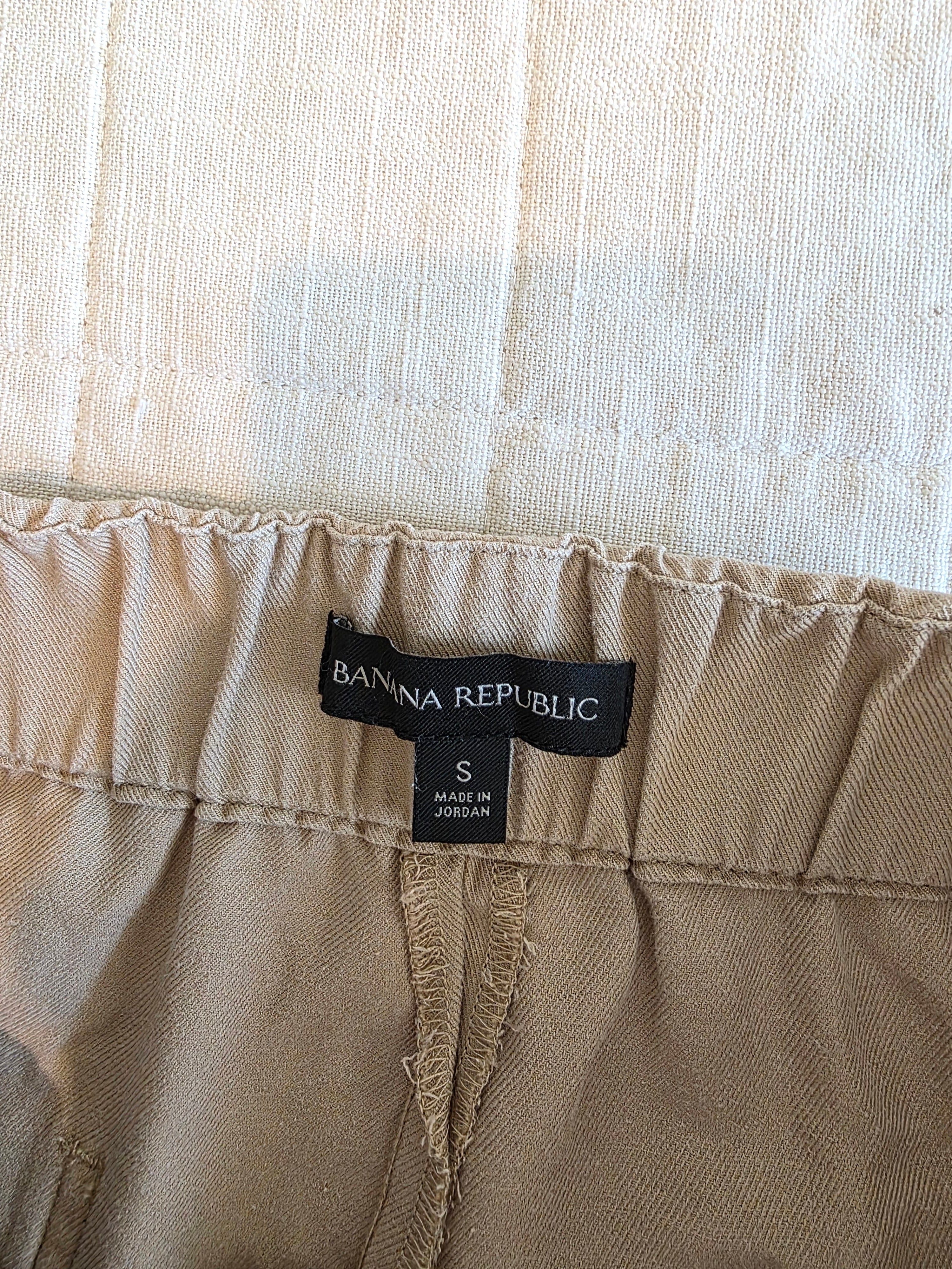 Banana Republic Neutral Shorts (S)