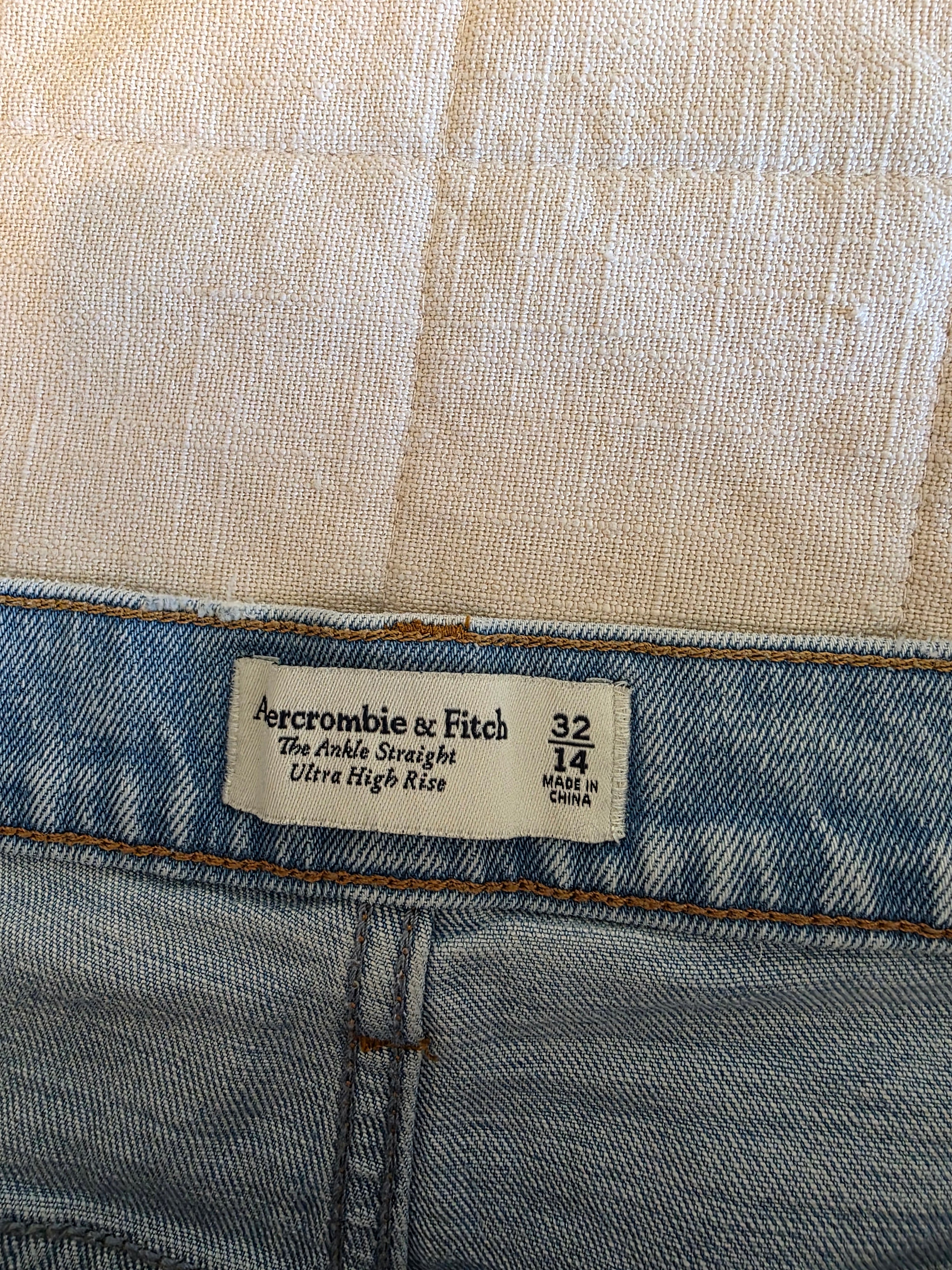 Abercrombie Light Wash Straight Jeans (32/14)