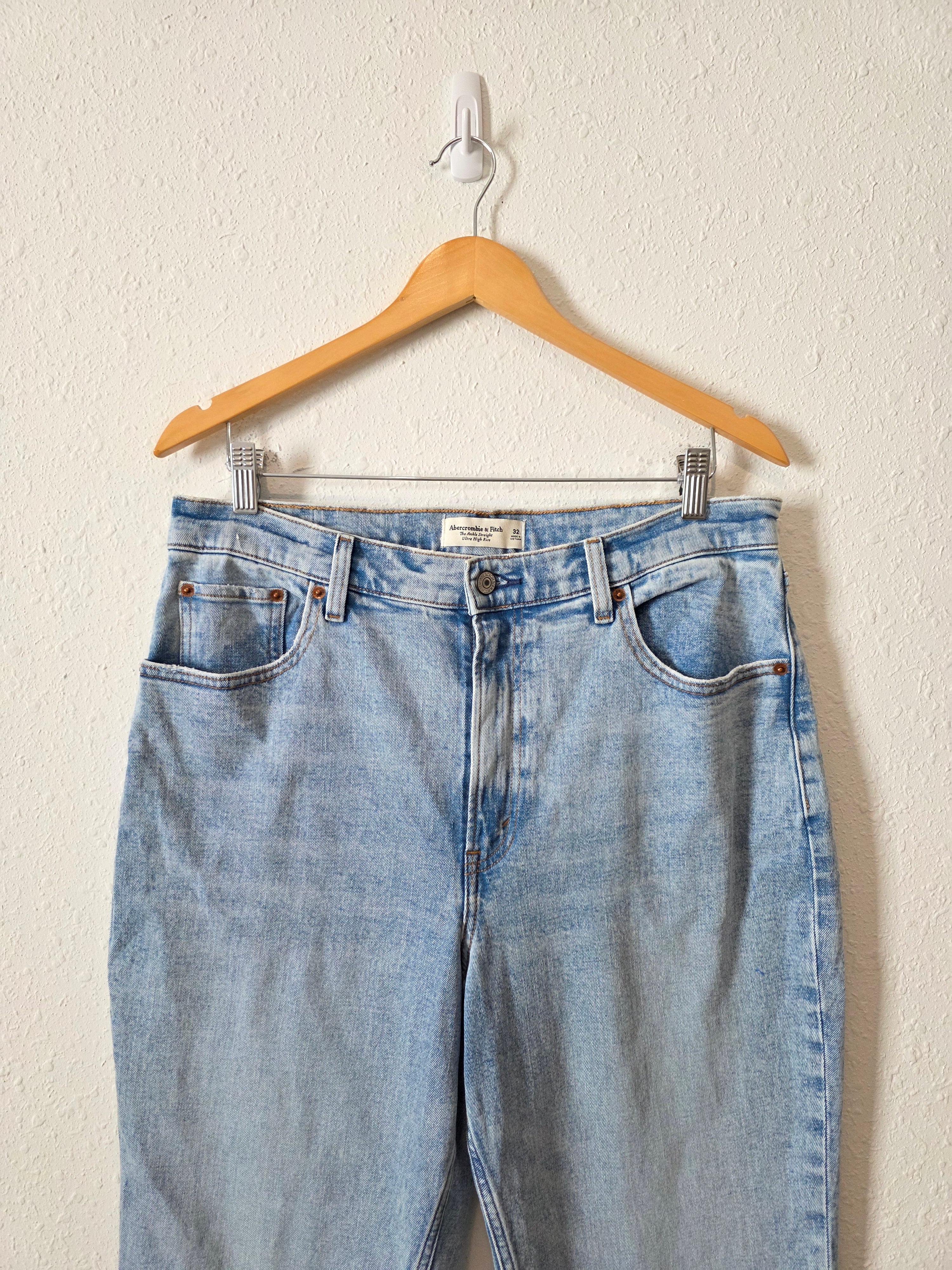 Abercrombie Light Wash Straight Jeans (32)
