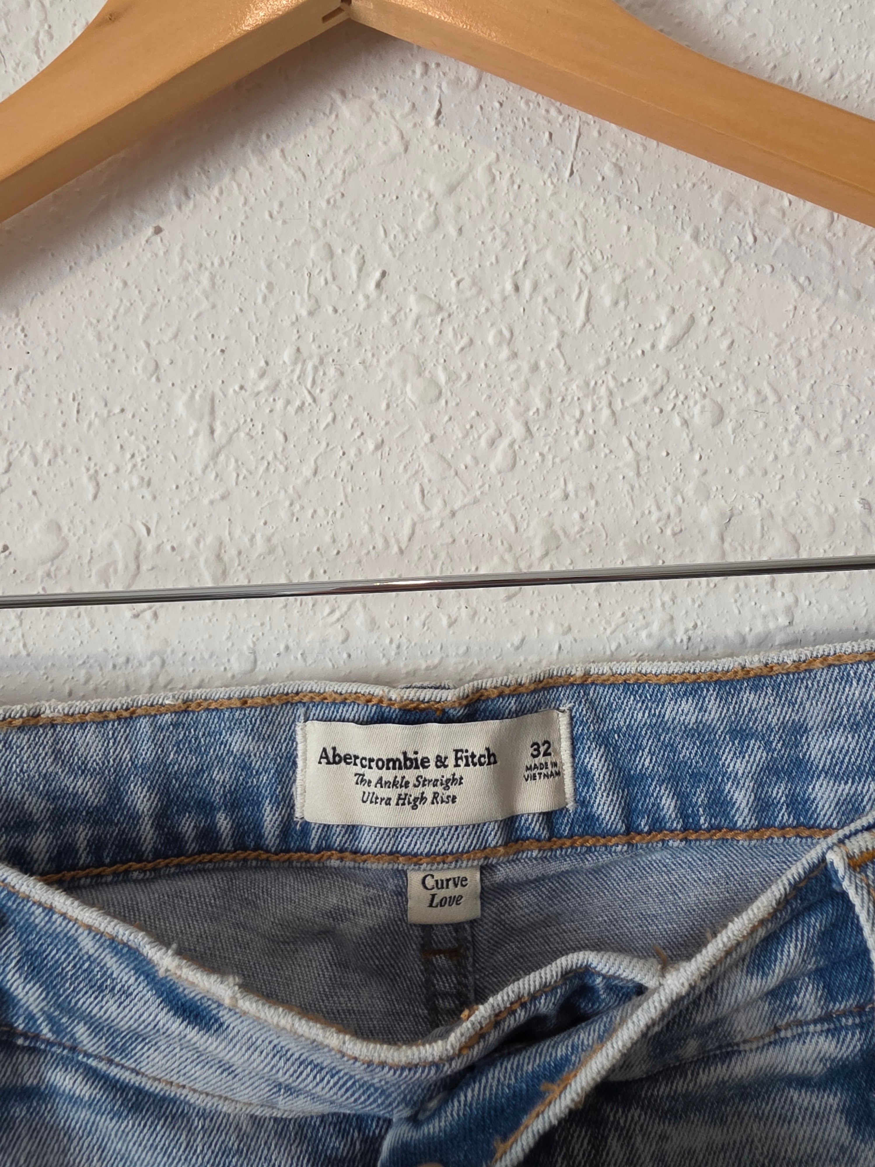 Abercrombie Light Wash Straight Jeans (32)