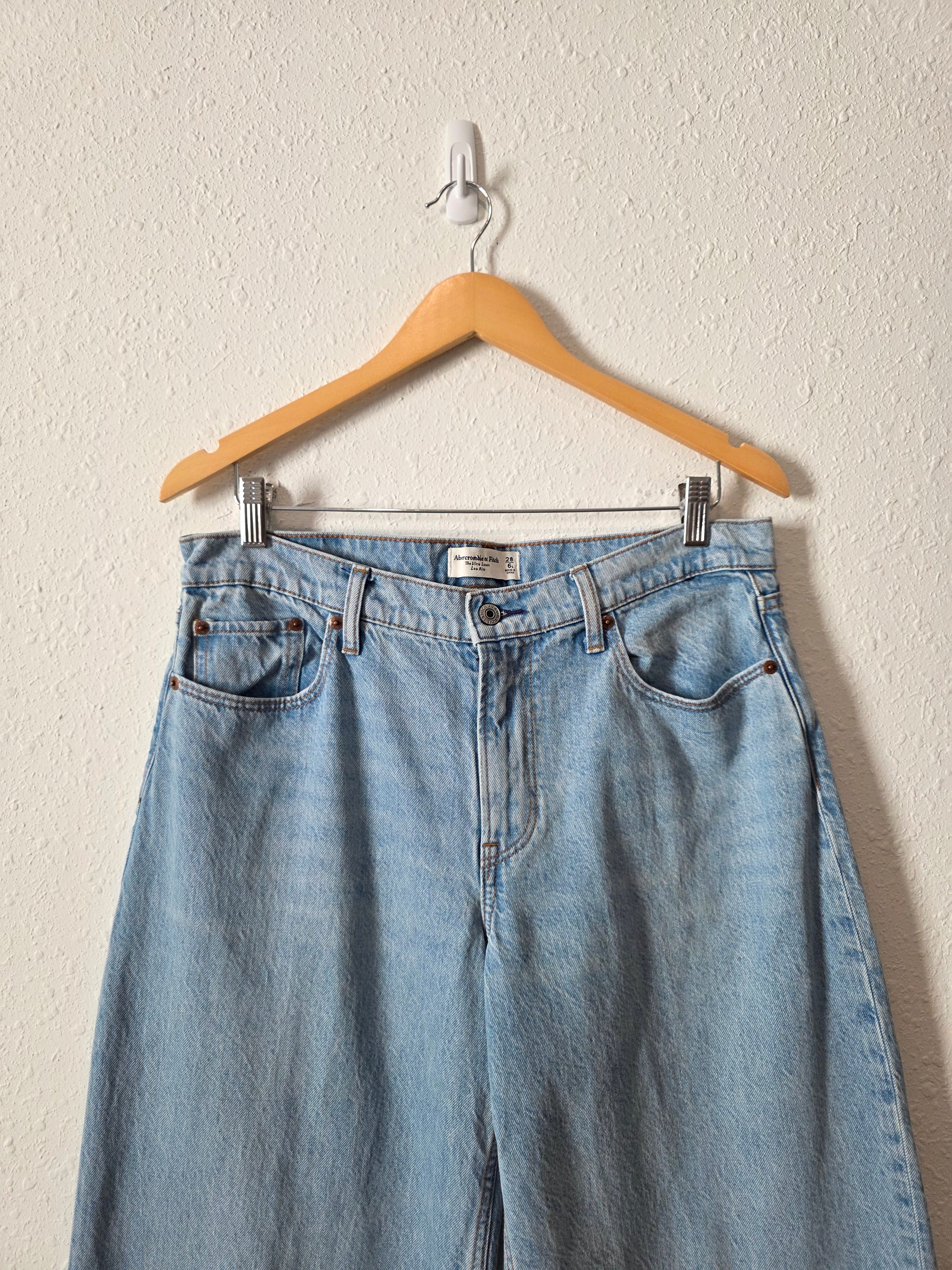 Abercrombie Light Wash Loose Jeans (28/6 long)