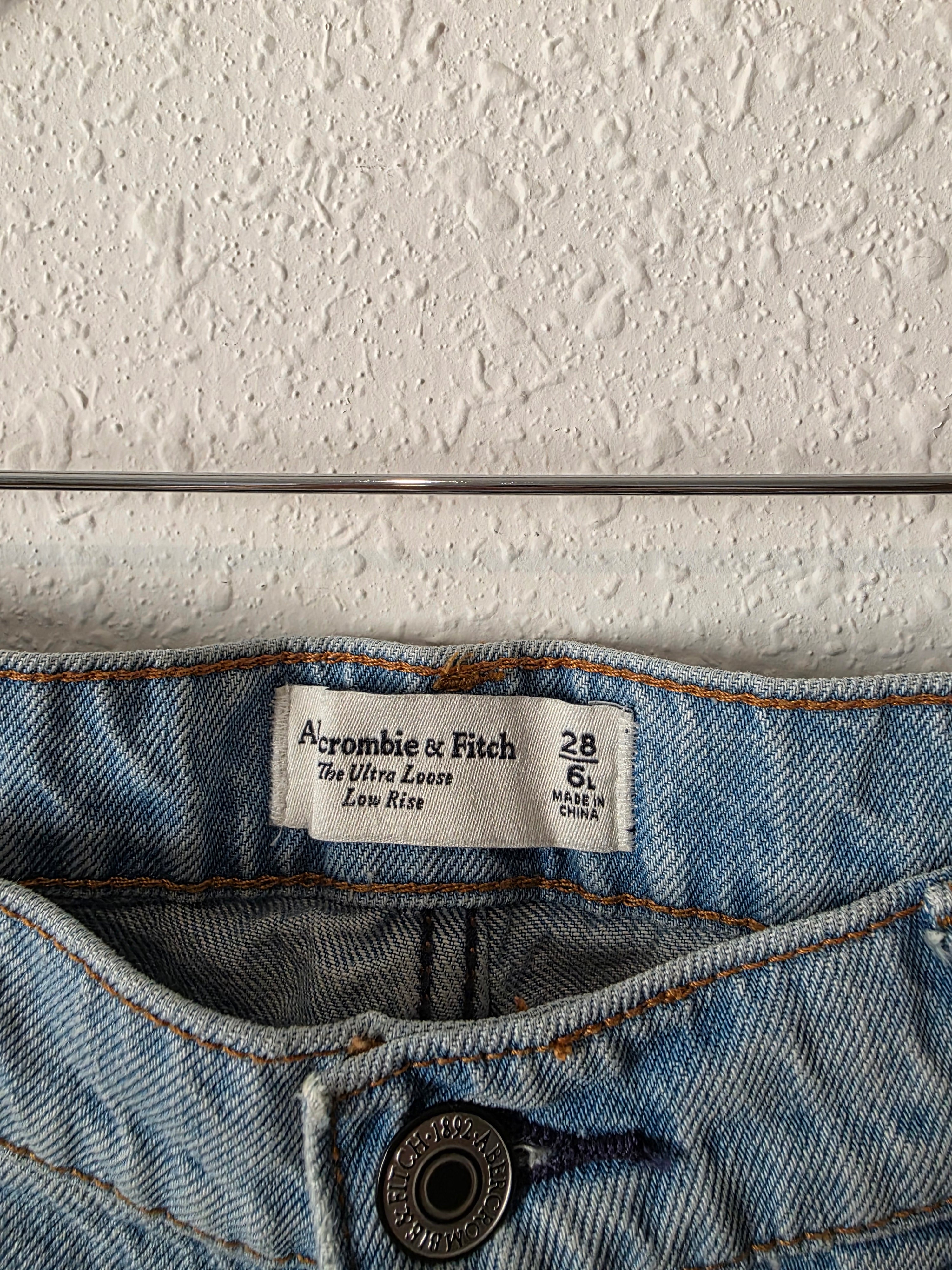 Abercrombie Light Wash Loose Jeans (28/6 long)