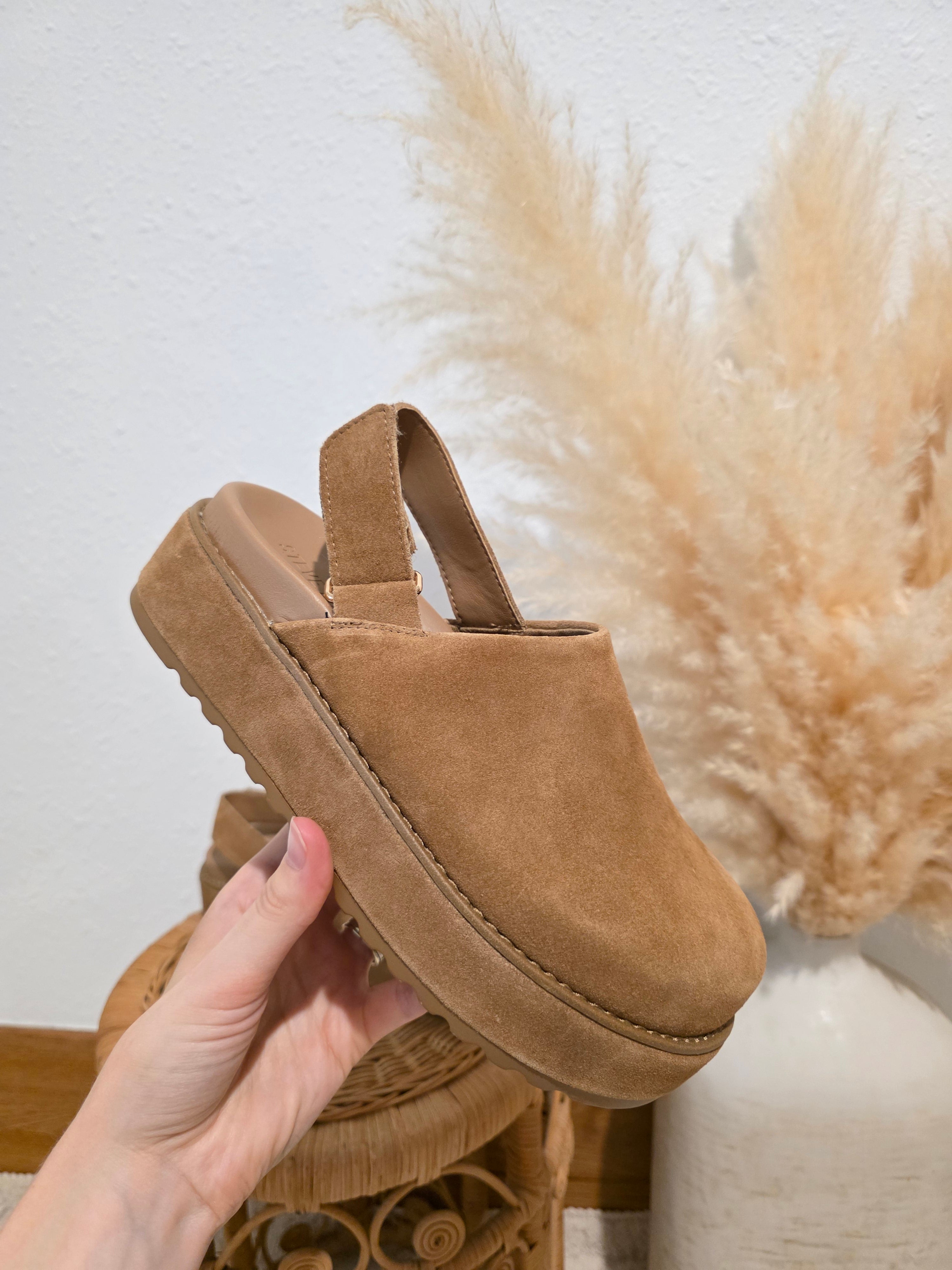 Steve Madden Leather Platform Clogs (7.5)