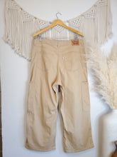 Load image into Gallery viewer, Levi&#39;s Wide Leg Crop Pants (32)
