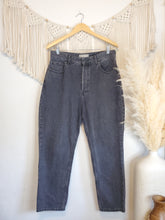 Load image into Gallery viewer, Everlane 90&#39;s Cheeky Straight Jeans (31)
