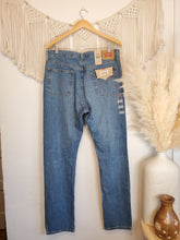 Load image into Gallery viewer, NEW Levi&#39;s 501 Straight Jeans (32)
