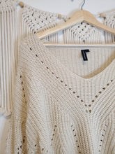 Load image into Gallery viewer, Neutral Chunky Knit Sweater (L)
