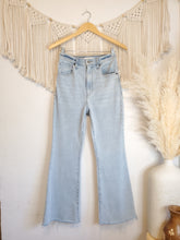 Load image into Gallery viewer, A&amp;F High Rise Flare Jeans (26/2)
