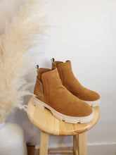 Load image into Gallery viewer, Chestnut Chelsea Boots (8.5)
