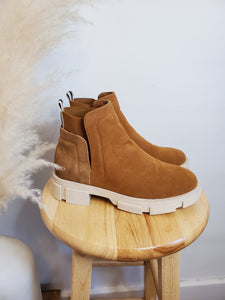 Chestnut Chelsea Boots (8.5)