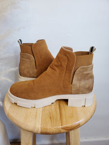 Chestnut Chelsea Boots (8.5)