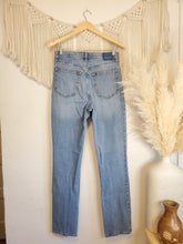 Load image into Gallery viewer, A&amp;F 90s Slim Straight Jeans (28/6 Long)
