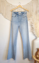Load image into Gallery viewer, A&amp;F High Rise Flare Jeans (28/6 Long)
