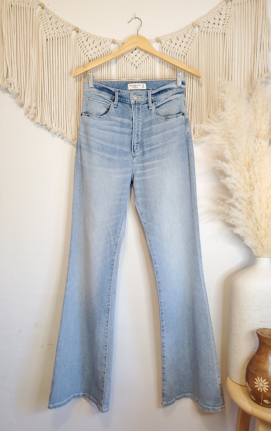 A&F High Rise Flare Jeans (28/6 Long)
