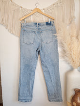 Load image into Gallery viewer, A&amp;F 90s Straight Jeans (32/14)
