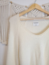Load image into Gallery viewer, A&amp;F Cream Cozy Sweater (M)
