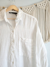 Load image into Gallery viewer, Zara White Linen Button Up (S)

