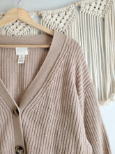Load image into Gallery viewer, Chunky Oversized Cardi (M)
