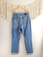Load image into Gallery viewer, A&amp;F 90s Straight Jeans (31/12L)
