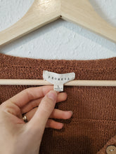 Load image into Gallery viewer, Promesa Rust Henley Sweater (L)
