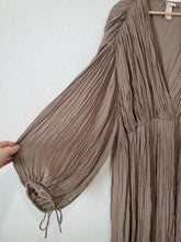 Load image into Gallery viewer, Brown Pleated Maxi Dress (XL)
