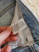 Load image into Gallery viewer, Everlane 90s Cheeky Jeans (26)
