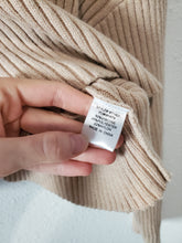 Load image into Gallery viewer, Neutral Ribbed Sweater (S/M)
