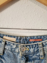 Load image into Gallery viewer, Anthropologie Relaxed Jeans (27)

