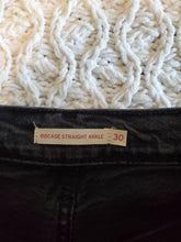 Load image into Gallery viewer, Levi&#39;s Ribcage Straight Jeans (30)
