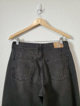 Load image into Gallery viewer, Free People Black Barrel Jeans (30)
