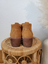 Load image into Gallery viewer, Madewell Western Chelsea Booties (9)
