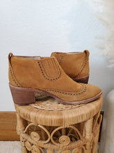 Load image into Gallery viewer, Madewell Western Chelsea Booties (9)
