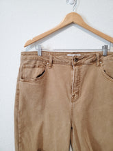 Load image into Gallery viewer, Brown Distressed Jeans (3X)
