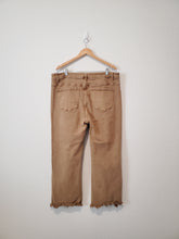 Load image into Gallery viewer, Brown Distressed Jeans (3X)
