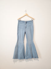 Load image into Gallery viewer, Free People Flare Jeans (30)
