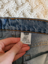 Load image into Gallery viewer, Vintage Levi&#39;s 521 Straight Jeans (26)
