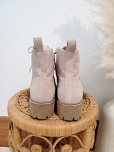 Load image into Gallery viewer, Splendid Suede Lace Up Boots (8)

