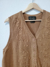 Load image into Gallery viewer, Vintage Floral Embroidered Vest (XL)
